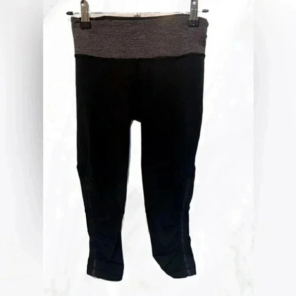 Lululemon Wunder Under Crop*Ruffle Black/white stripe size 2 - Picture 2 of 4